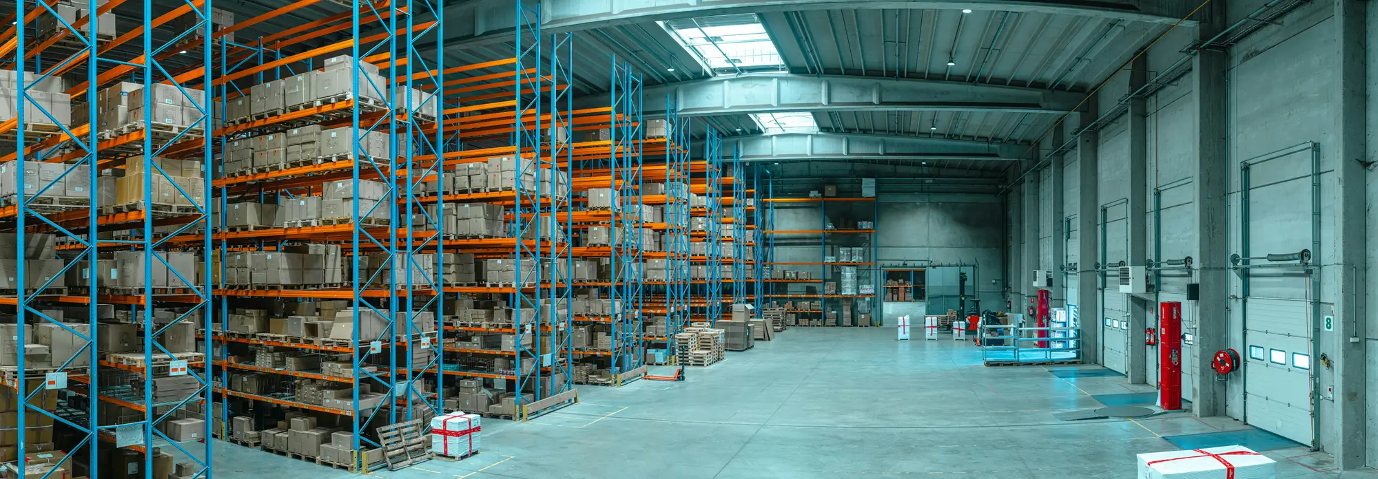 Raflarında elektronik komponent kutuları bulunan tedarik deposu